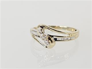 10K Yellow Gold APX 1/10 CTW Round Baguette Diamond Ring SZ 6.5